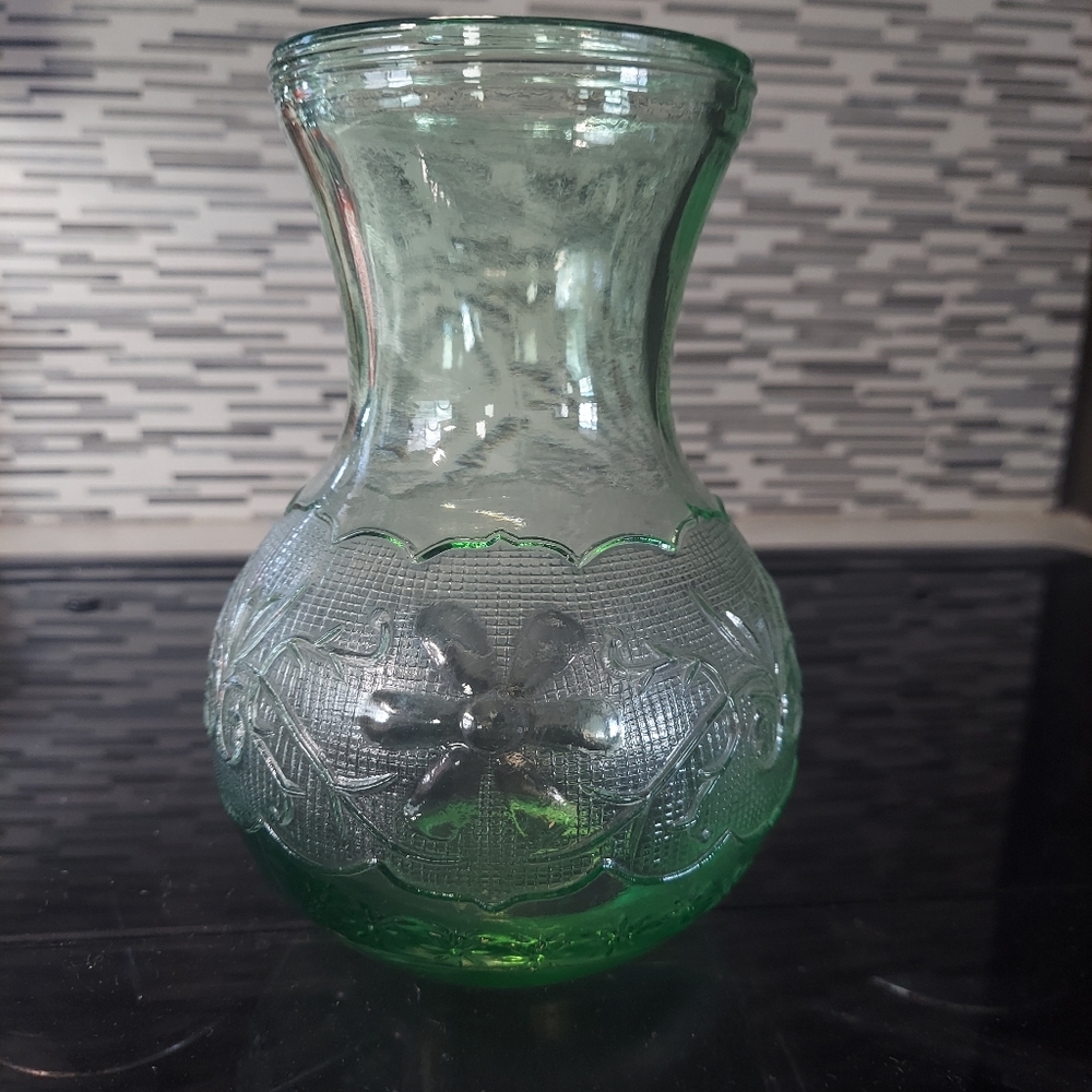 Indiana Glass Sandwich Green Table Vase 7.5"